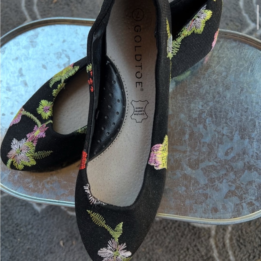 Gold Toe Women's Black Floral Ballet Flats